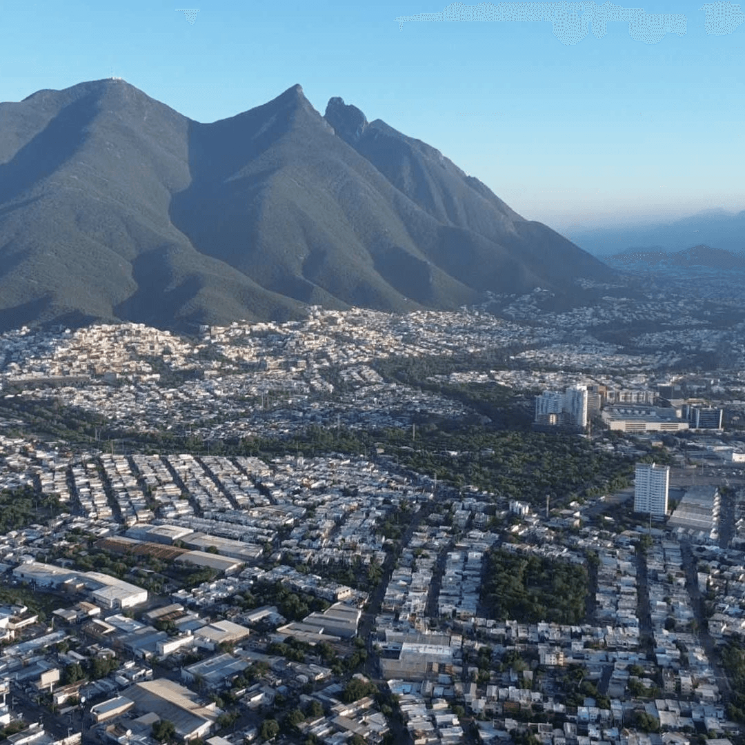 Vista aérea de Monterrey con el Cerro de la Silla de fondo
